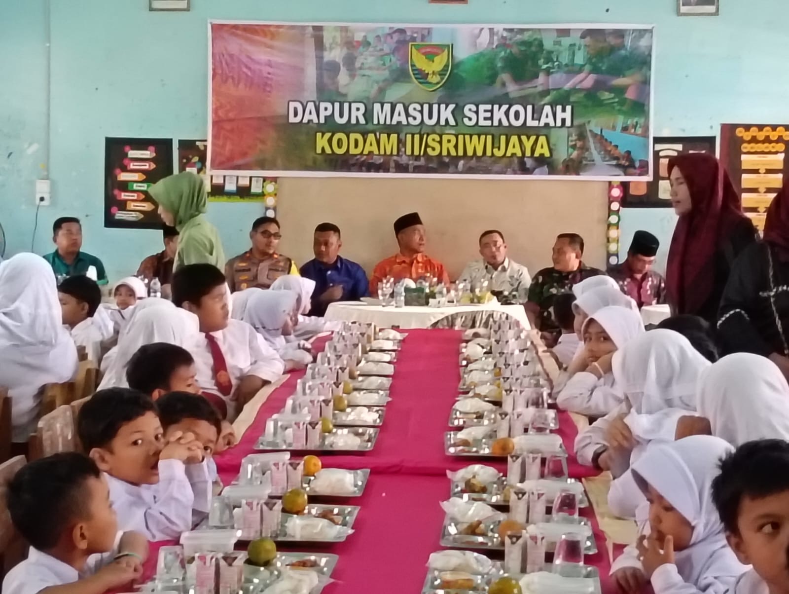 Tampak Kapolsek Bhatin VIII Hadir dan Ikut Membagikan Makanan kepada Murid Sekolah Dasar